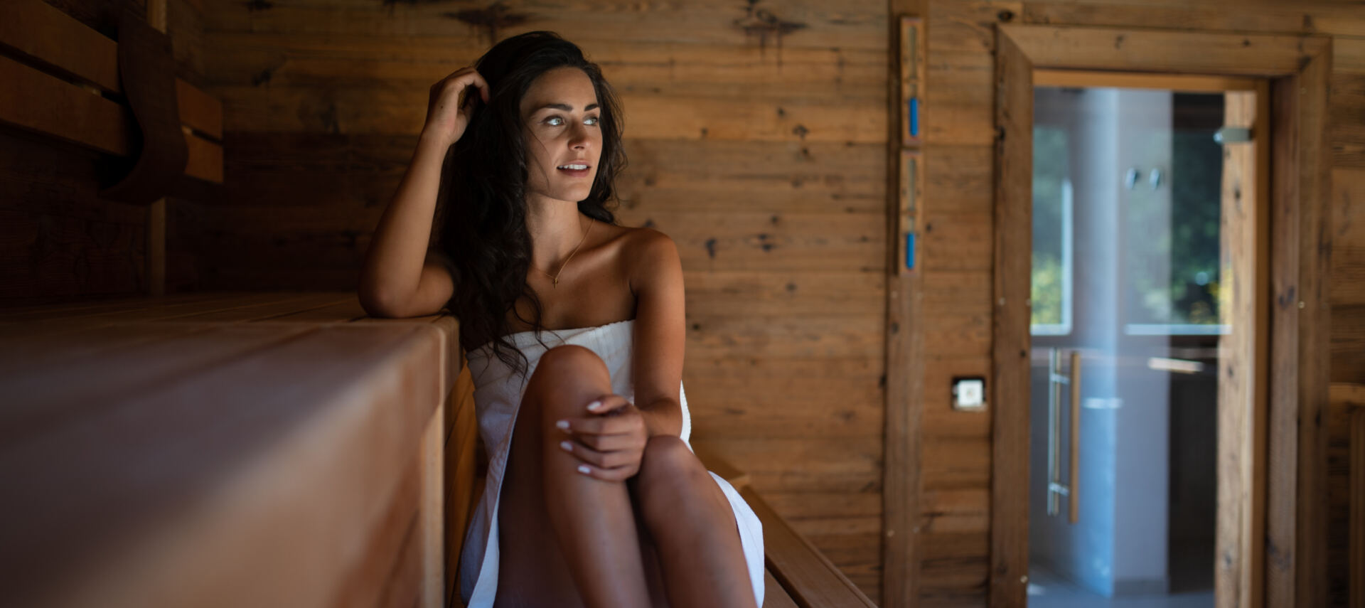 Junge Dame genießt die Auszeit in der Sauna Alpine Nature Hotel Stoll