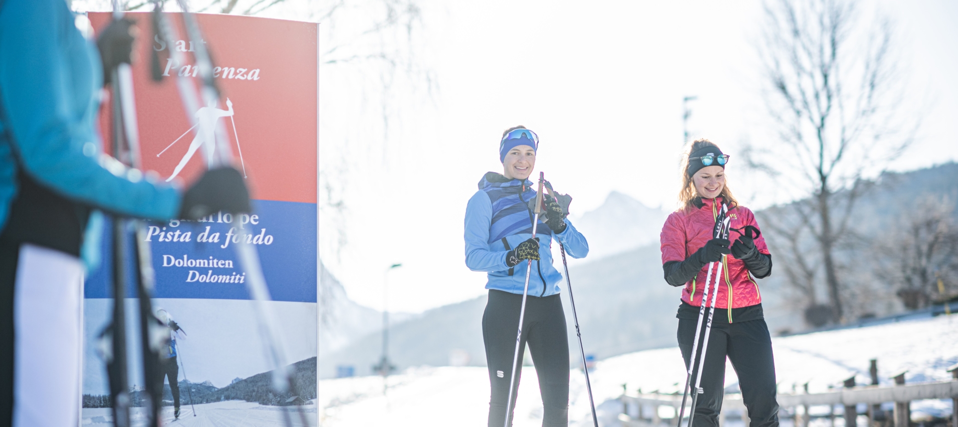 Gruppe macht sich bereit für den Skiausflug im Gsieser Tal