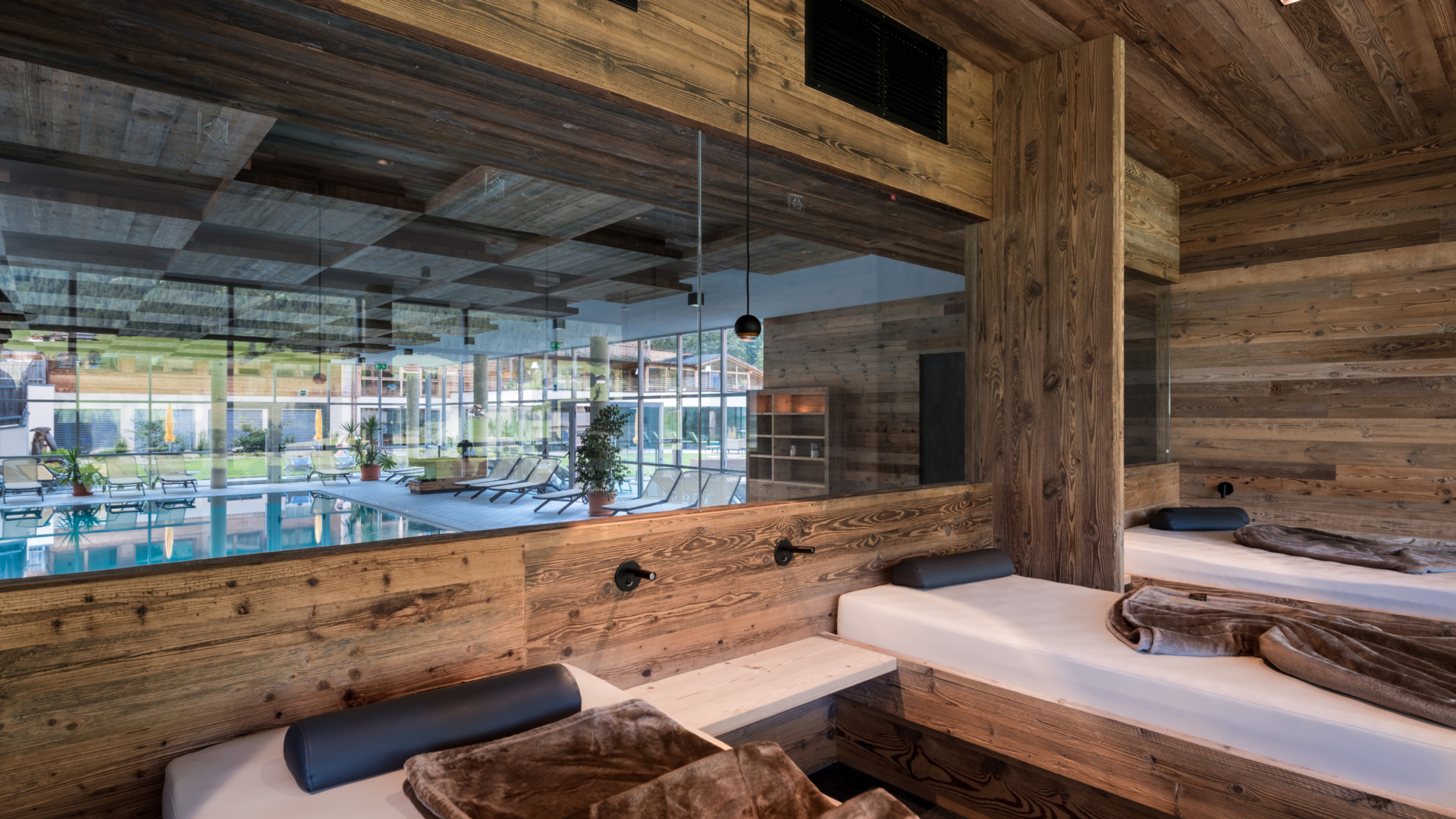 Blick vom Ruheraum auf den Innenpool im Alpine Nature Hotel Stoll