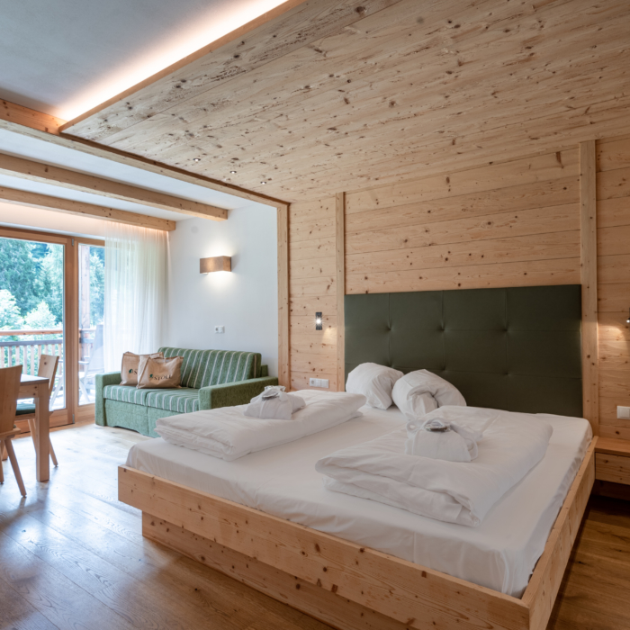 Bezauberndes Zimmer mit Einrichtung aus Holz