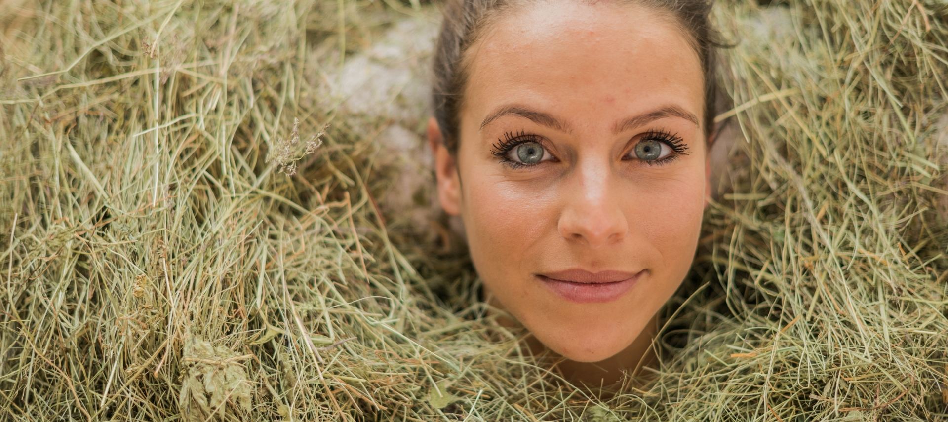 Frau genießt Wellness Heubad Alpine Nature Hotel Stoll